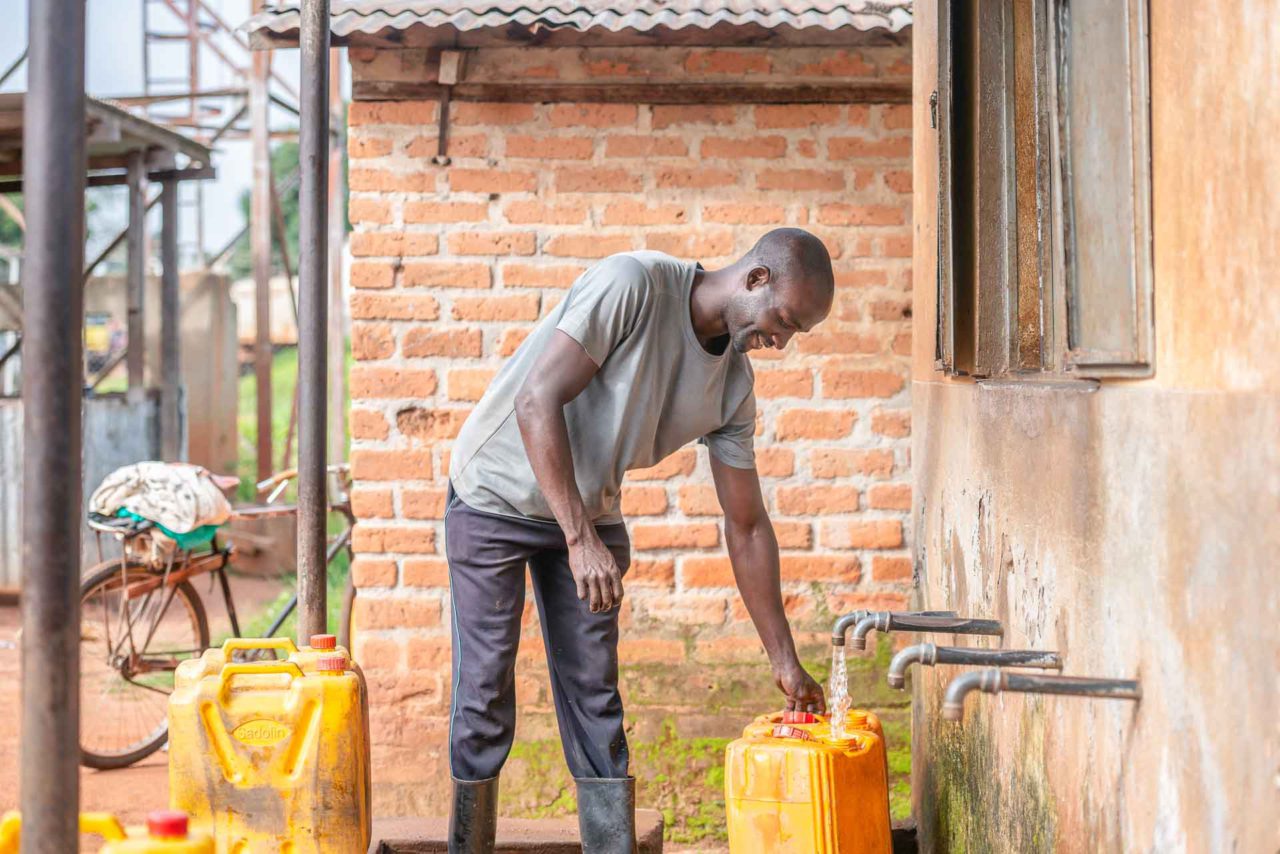 Ein Mann holt Wasser im Südsudan