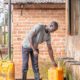 Ein Mann holt Wasser im Südsudan