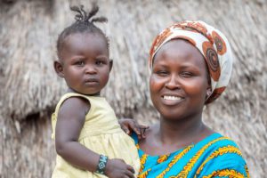 Mutter mit Kind auf dem Arm in Afrika